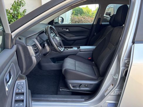 Used 2025 Nissan Rogue SV FWD image 29