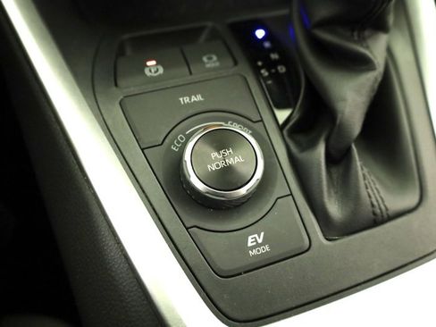 Used 2020 Toyota RAV4 XLE image 22