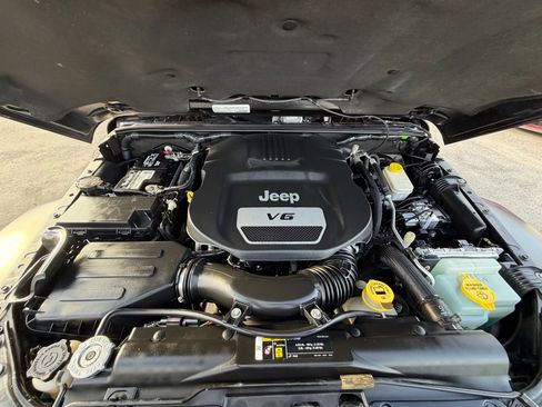 Used 2017 Jeep Wrangler Unlimited Sahara image 38