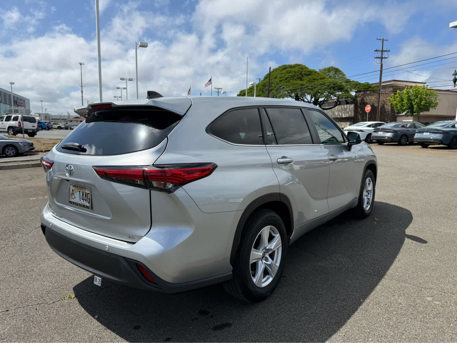 Used 2023 Toyota Highlander LE FWD image 3