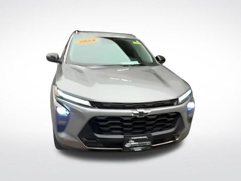Used 2024 Chevrolet Trax ACTIV w/ Sunroof Package FWD image 3