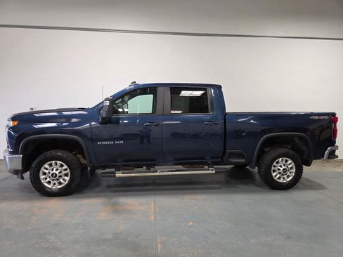 Used 2022 Chevrolet Silverado 2500 LT w/ Convenience Package AWD/4WD image 2