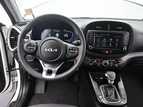 Certified 2025 Kia Soul LX w/ LX Technology Package FWD image 28