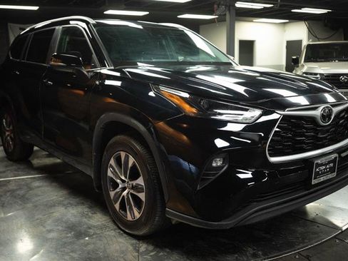 Used 2024 Toyota Highlander XLE AWD/4WD image 5