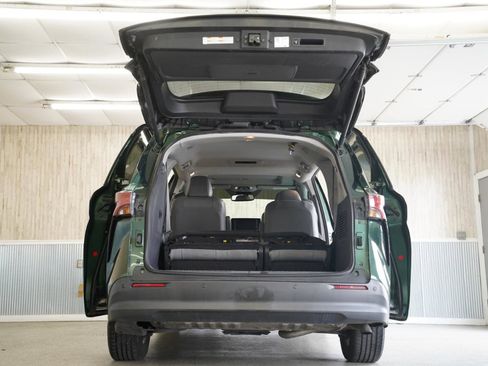 Used 2022 Toyota Sienna XLE w/ XLE Plus Package image 40