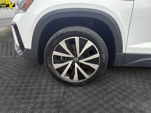 Used 2024 Volkswagen Taos SE image 14