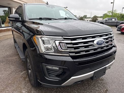 Used 2018 Ford Expedition XLT w/ Equipment Group 202A AWD/4WD image 13