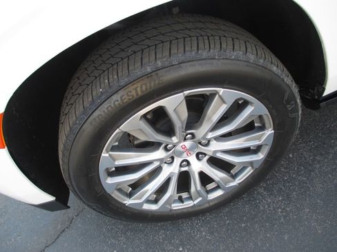 Used 2021 GMC Yukon Denali w/ Denali Premium Package image 14