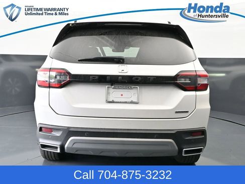Used 2023 Honda Pilot Touring image 7