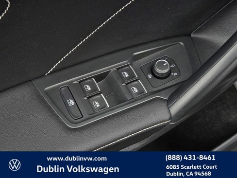Used 2023 Volkswagen Tiguan SE image 11
