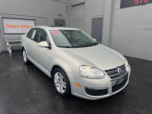 Used 2010 Volkswagen Jetta TDI FWD image 1