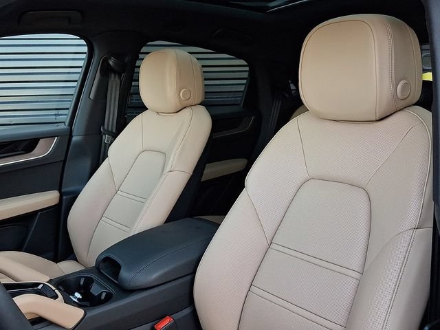 Certified 2026 Porsche Cayenne E-Hybrid Coupe AWD/4WD image 5