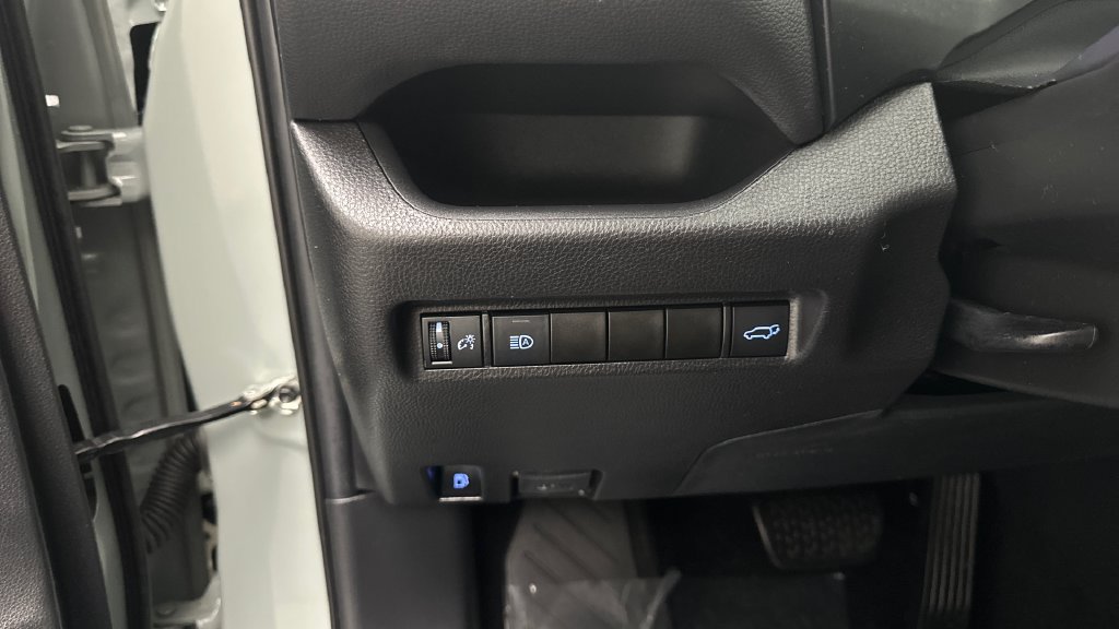 Certified 2021 Toyota RAV4 XLE w/ Convenience Package AWD/4WD image 27