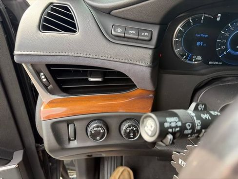Used 2018 Cadillac Escalade Premium Luxury AWD/4WD image 25