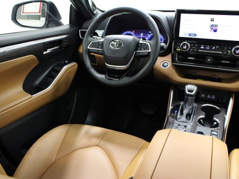 Used 2026 Toyota Highlander Platinum AWD/4WD image 33