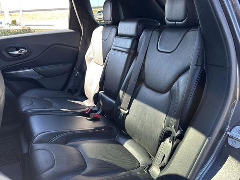 Used 2019 Jeep Cherokee Overland w/ Technology Group image 12