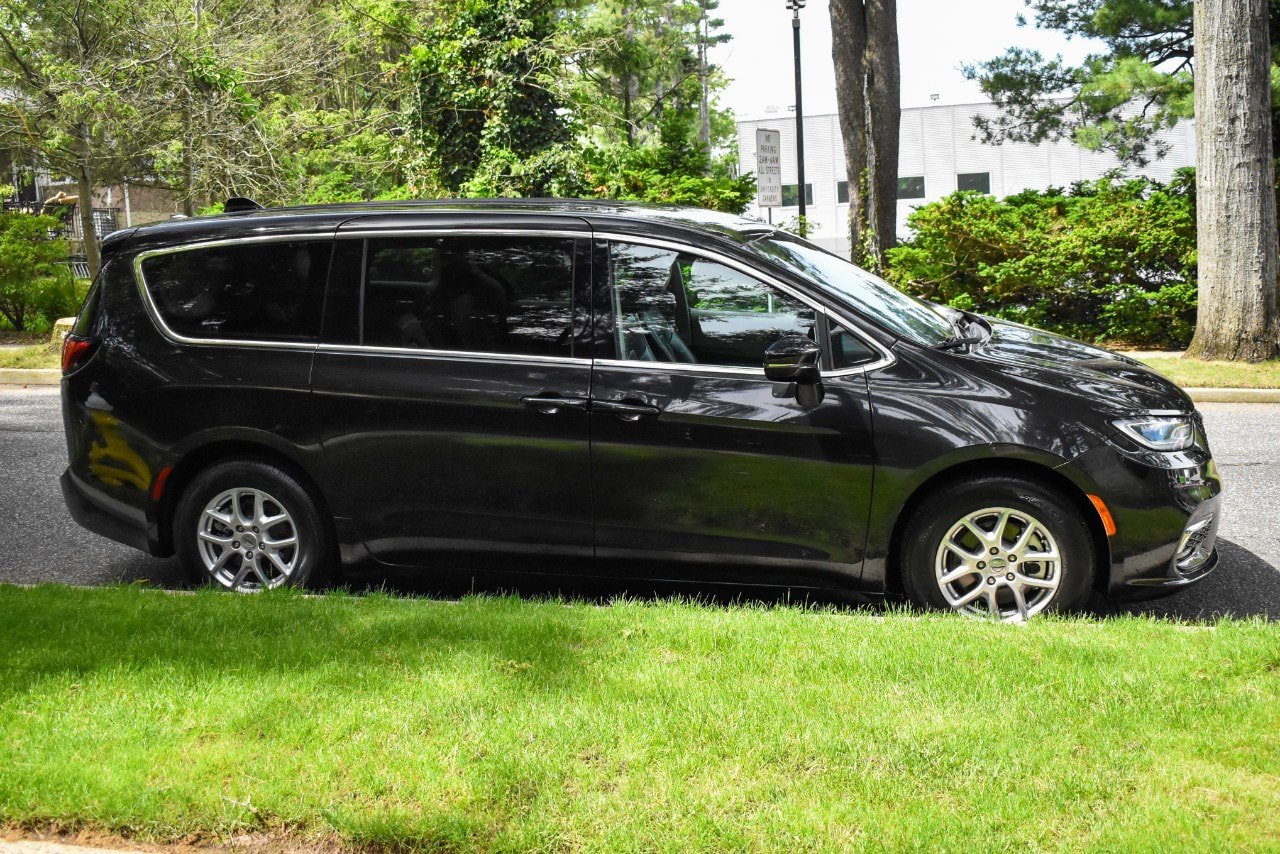 Used 2024 Chrysler Pacifica Touring-L FWD image 9