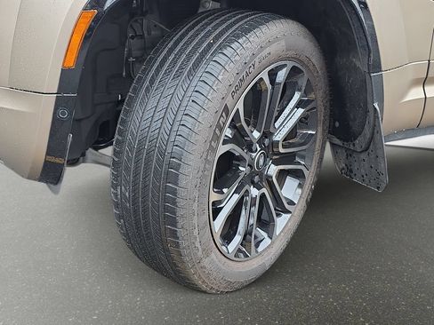 Used 2025 Land Rover Defender 110 AWD/4WD image 33