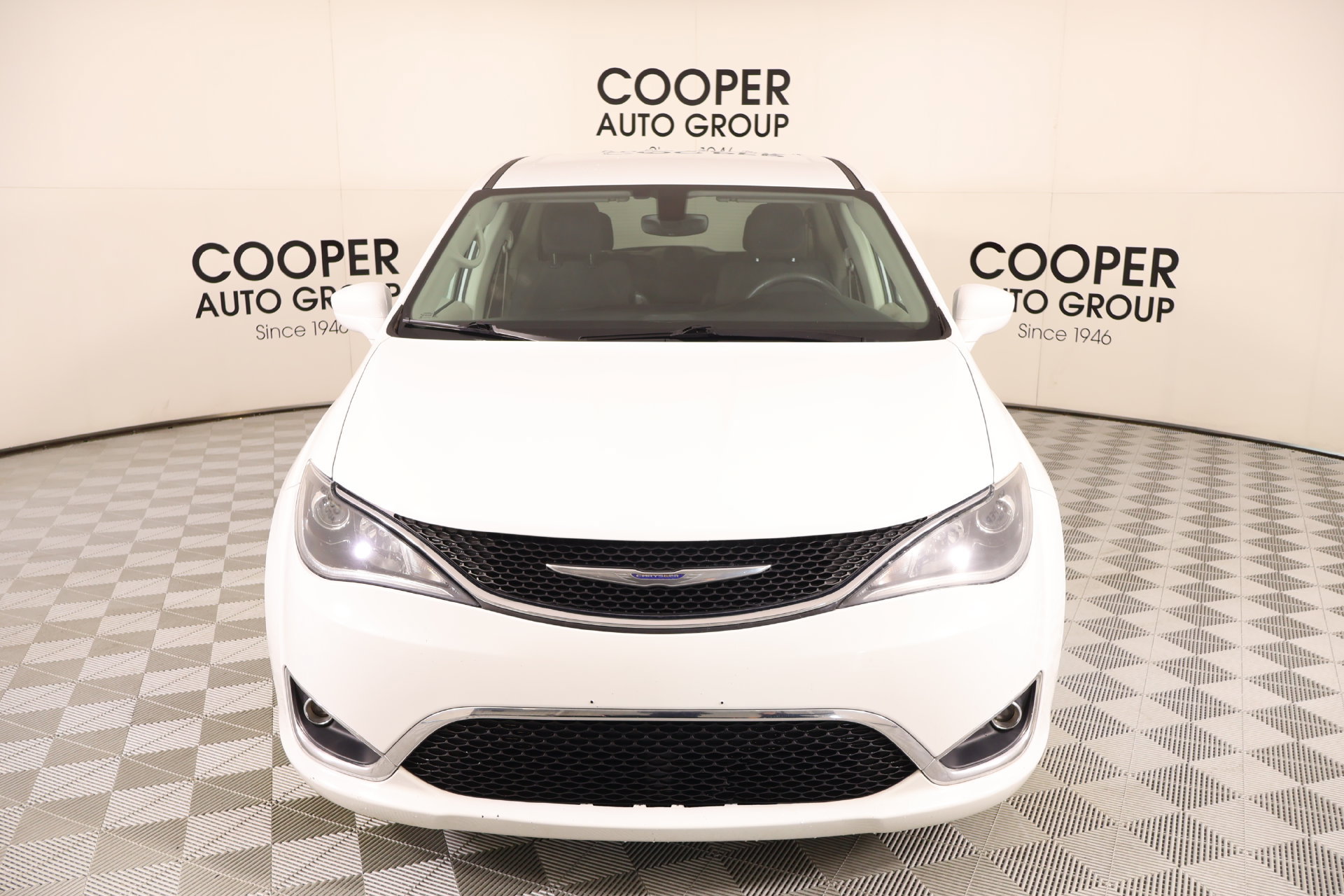 Used 2018 Chrysler Pacifica Touring Plus w/ Tire & Wheel Group FWD image 8