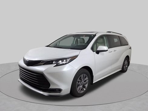 Used 2023 Toyota Sienna XLE AWD/4WD image 2