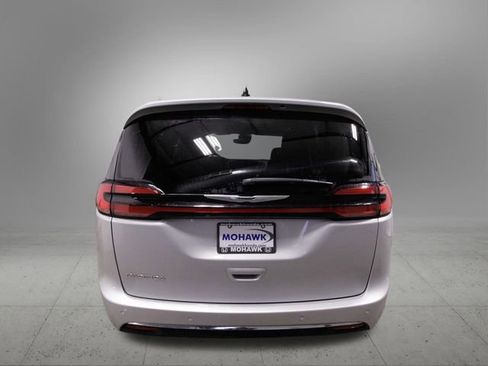 Used 2024 Chrysler Pacifica Touring-L image 5