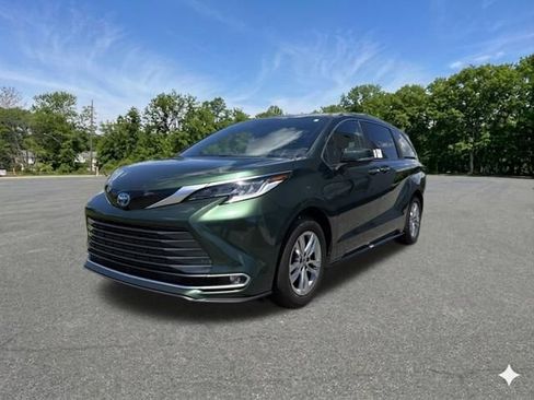 Used 2025 Toyota Sienna Limited AWD/4WD image 4