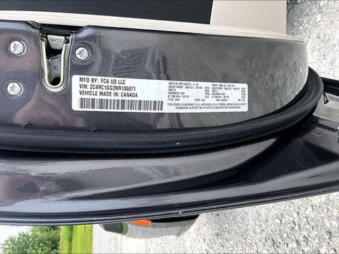 Used 2022 Chrysler Pacifica Limited w/ Uconnect Theater Family Group FWD image 33