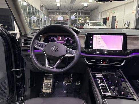 Used 2025 Volkswagen Atlas SEL Premium R-Line image 17