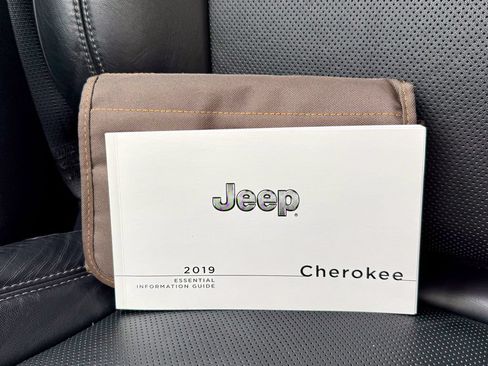 Used 2019 Jeep Cherokee Limited AWD/4WD image 32