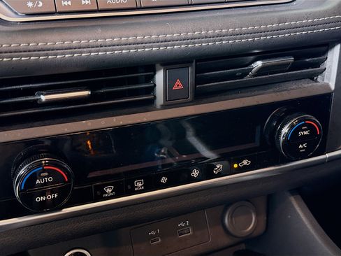 Used 2023 Nissan Rogue SV image 17