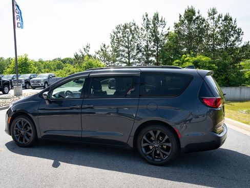Used 2019 Chrysler Pacifica Limited w/ S Appearance Package FWD image 7