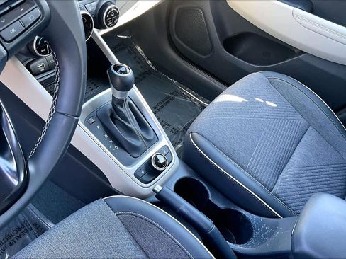 Used 2024 Hyundai Venue Limited image 15