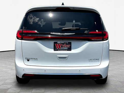 Used 2024 Chrysler Pacifica Limited FWD image 5