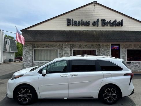 Used 2025 Toyota Sienna Platinum AWD/4WD image 37