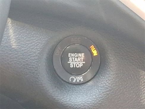 Used 2017 Jeep Cherokee Overland w/ Technology Group image 24