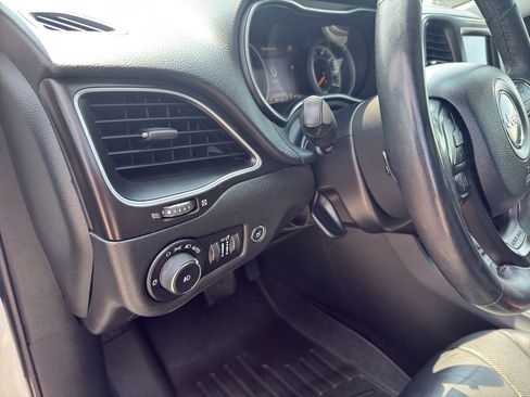 Used 2019 Jeep Cherokee Trailhawk AWD/4WD image 14