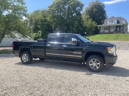 Used 2017 GMC Sierra 2500 SLT w/ All-Terrain HD Package AWD/4WD image 9