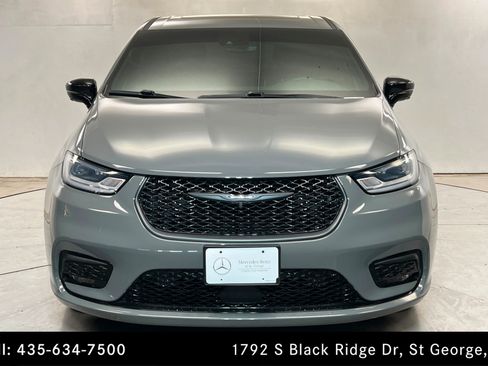 Used 2023 Chrysler Pacifica Limited w/ Uconnect Theater Family Group FWD image 8