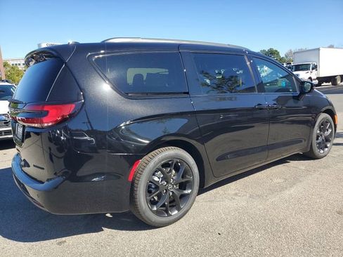 New 2026 Chrysler Pacifica Limited w/ S Appearance Package image 6