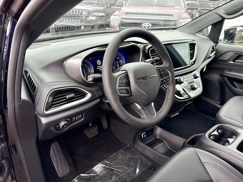 New 2026 Chrysler Pacifica Select image 9