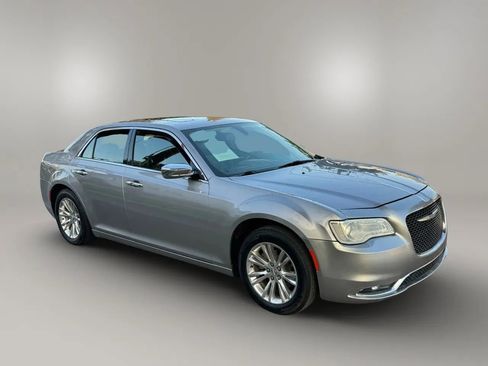 Used 2017 Chrysler 300 C RWD image 2