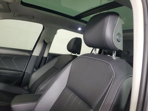 Used 2023 Volkswagen Tiguan SE w/ Panoramic Sunroof Package FWD image 21