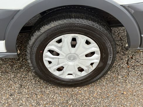 Used 2018 Ford Transit 150 XLT image 7