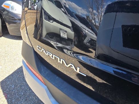 Used 2025 Kia Carnival FWD image 12