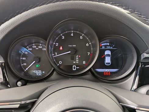 Certified 2022 Porsche Macan AWD/4WD image 16