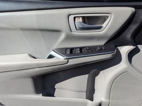Used 2016 Toyota Camry SE image 26