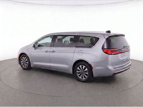 Used 2024 Chrysler Pacifica Limited FWD image 3