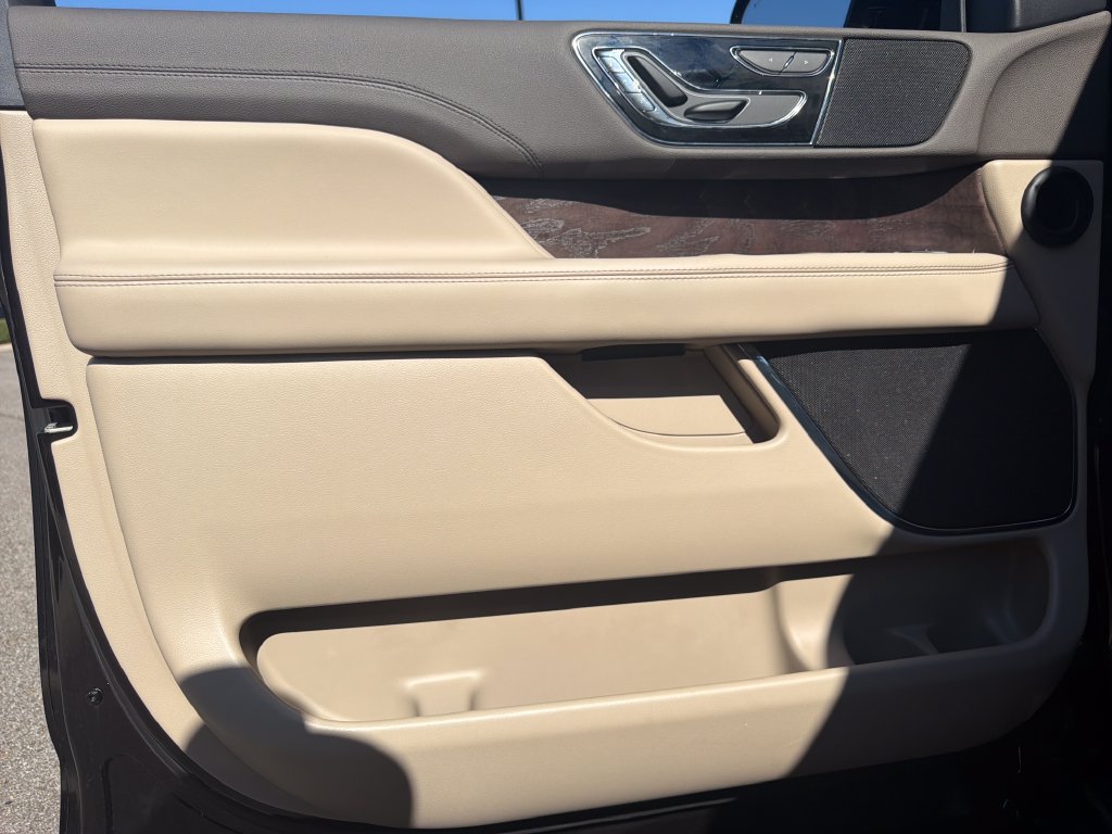Used 2024 Lincoln Navigator Premiere AWD/4WD image 27