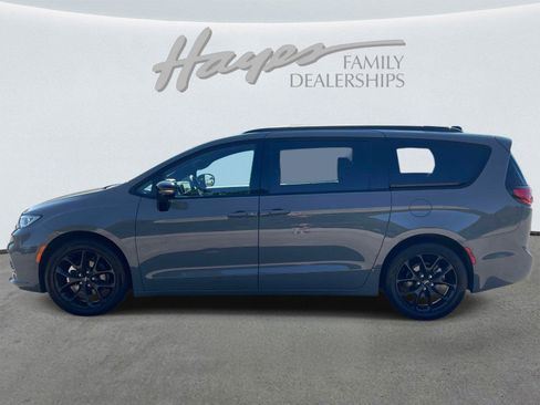 Used 2025 Chrysler Pacifica Limited FWD image 6