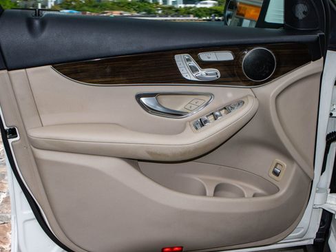 Used 2021 Mercedes-Benz GLC 300 w/ Premium Package image 11